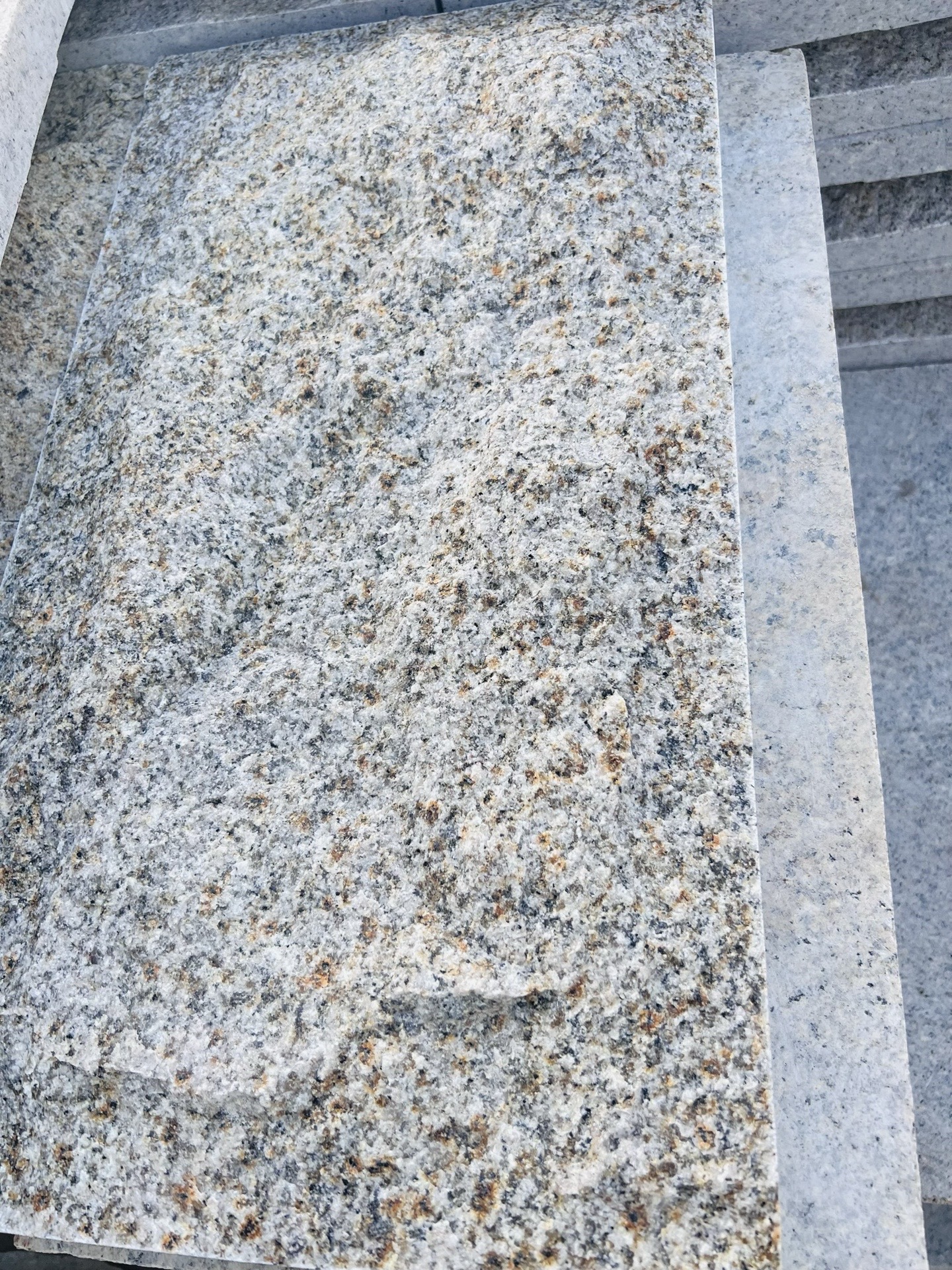 芝麻灰蘑菇石在室內(nèi)裝飾中的運(yùn)用